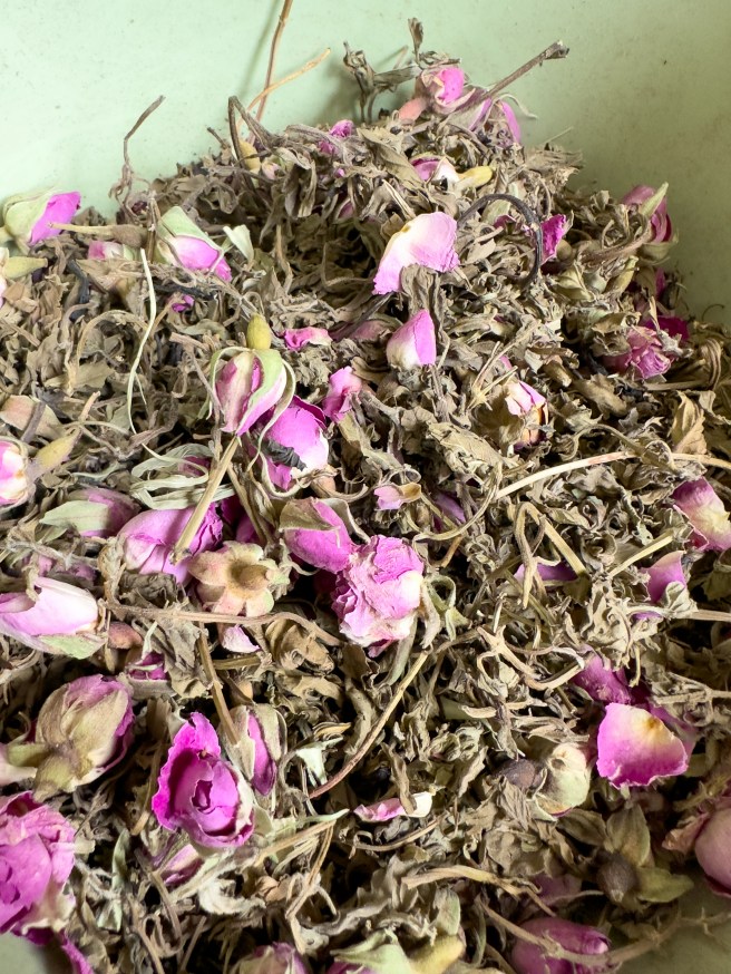 Spring tea blend with hibiscus, rose and mint